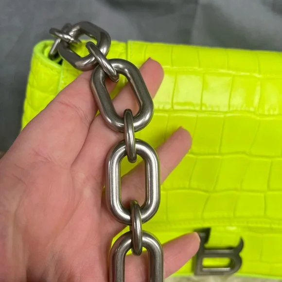 SOLD🖤🤍BALENCIAGA downtown shoulder bag - Picture 3 of 9